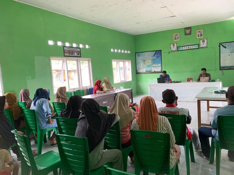 Sedang berlangsung penyampaian materi P3EK oleh Fasilitator TEKAD Halbar, Maslan Adam (Dok : Istimewa)