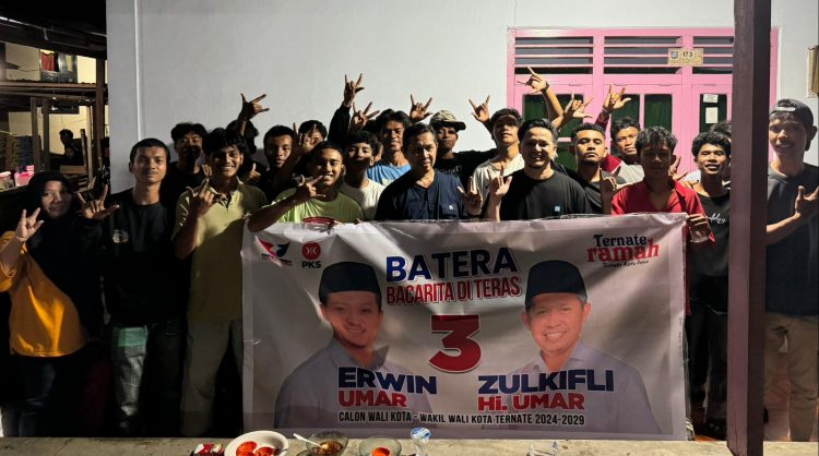 Waraga Kelurahan Mangga Dua Utara, lakukan Sesi Foto Bersama Erwin Umar dan Zulkifli Hi Umar Calon Wali Kota dan Wakil Wali Kota Ternate   (Dok : IKI)