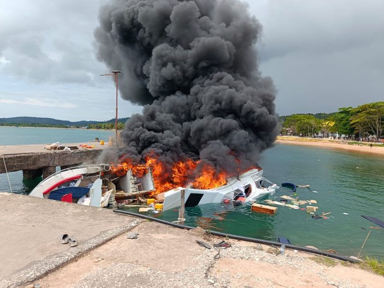 Ledakan Speed Boad di Pelabuhan Desa Bobong, Pulau Taliabu (Istimewa)