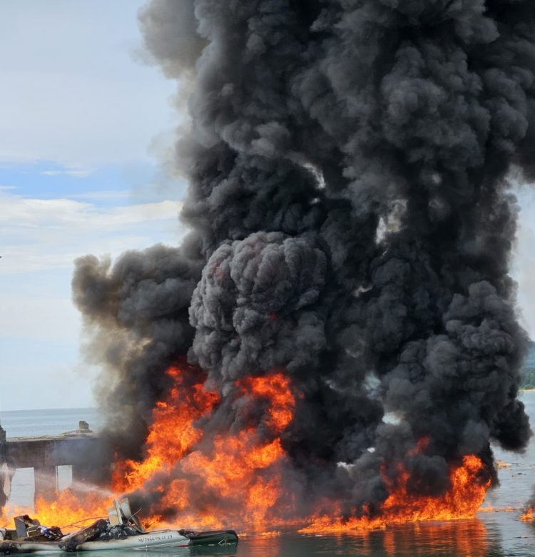 Kebakaran Speed Boad Milik Cagub Beny Laos di Pelabuhan Desa Bobong, Pulau Taliabu (Istimewa)