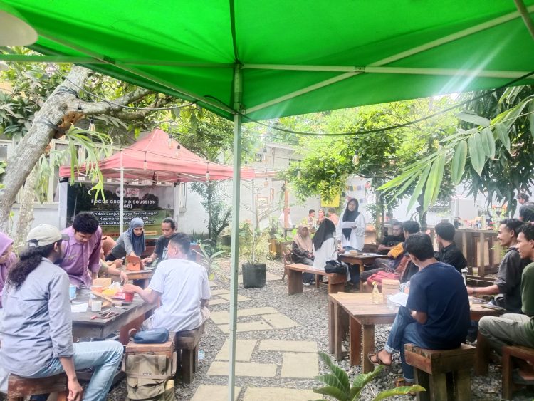 Suasana FGD Walhi Maluku Utara (Dok : IKI)