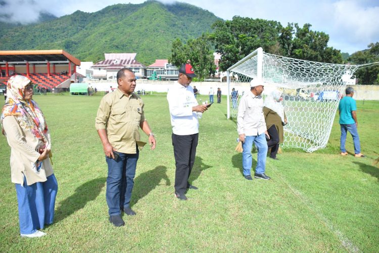 Pembersihan lapangan jelang grand final